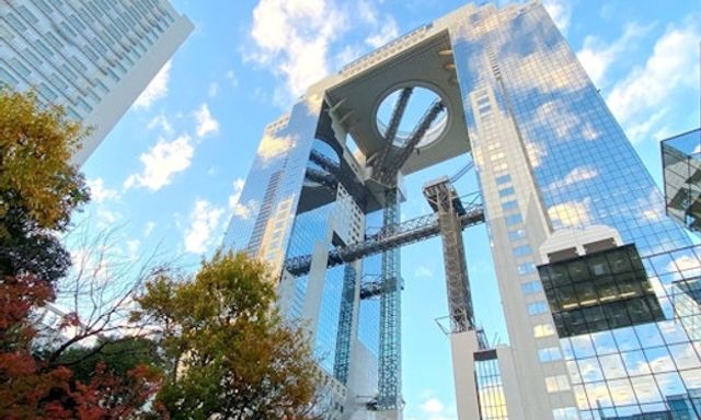 Tour xe buýt mui trần ngắm cảnh thành phố Osaka và vé vào Đài quan sát Kuchu Teien.